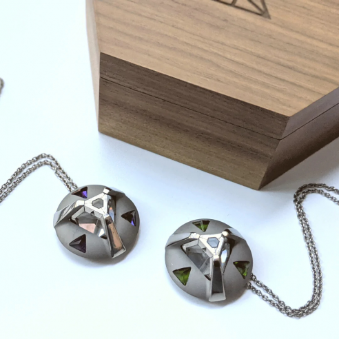 Paire enchevêtrée avec pendentifs en...
